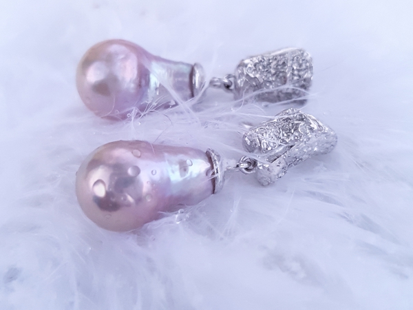 Atelier Solstice – Boucles d'oreilles en argent 925 et perles baroques roses.