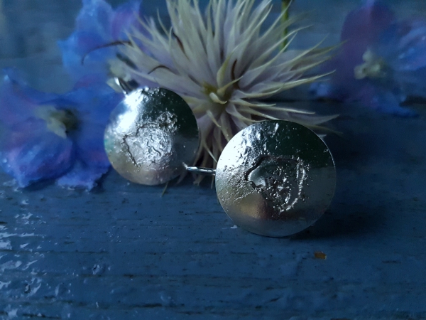 Atelier Solstice – Boucles d’oreilles «Pleine Lune» en argent, réticulé.