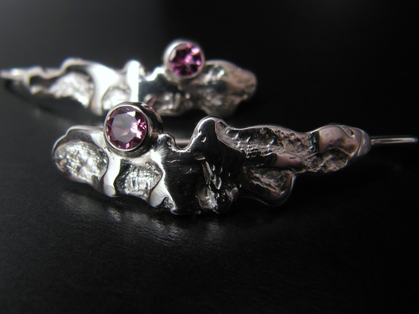 Atelier Solstice – Boucles d’oreilles végétales en argent et Tourmaline rose.