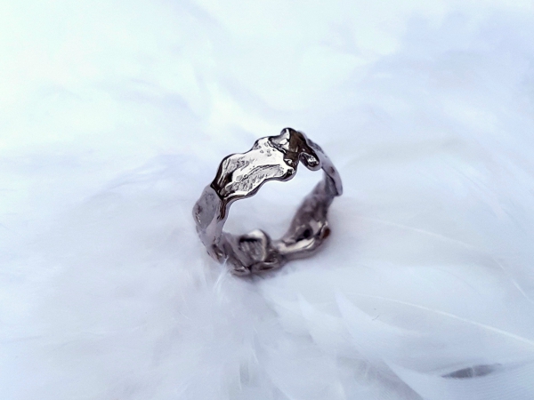 Atelier Solstice – Bague végétale Cendrillon en or gris 750