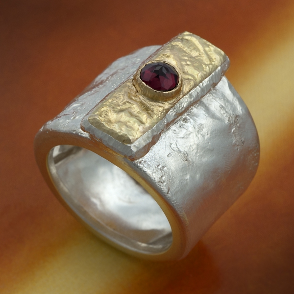 Atelier Solstice – Bague en argent, or et Grenat «Le courage»