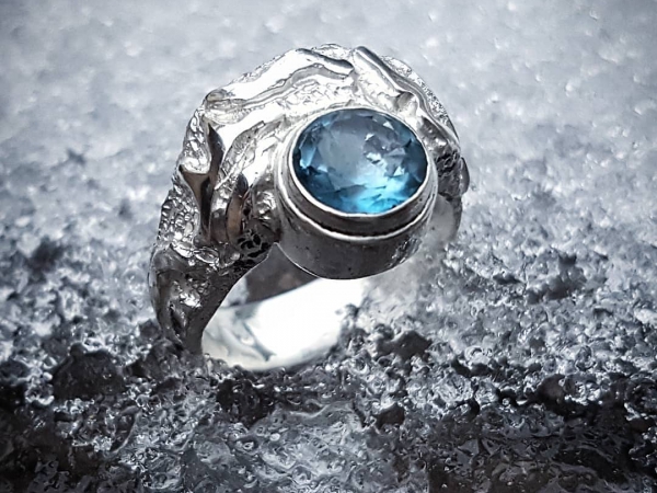 Atelier Solstice – Bague avec motifs et topaze bleue Swiss blue