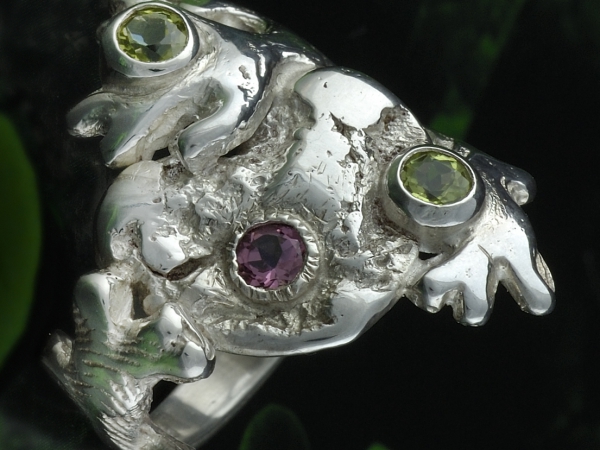 Atelier Solstice – Bague «La beauté du cœur» en argent avec deux péridots et une tourmaline rose.