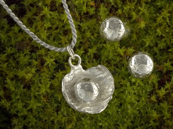 Atelier Solstice – Pendentif, clous d’oreilles en argent «Pétale, gouttes de rosée».