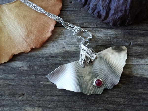 Atelier Solstice – Pendentif feuille de Ginkgo en argent, cabochon de rubis et collier chaînette 42 cm. 