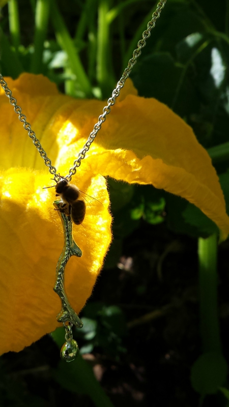 Atelier Solstice – Pendentif en argent avec goutte de pluie et chaînette.