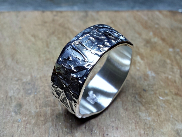 Atelier Solstice – Anneau forgé en argent oxydé.