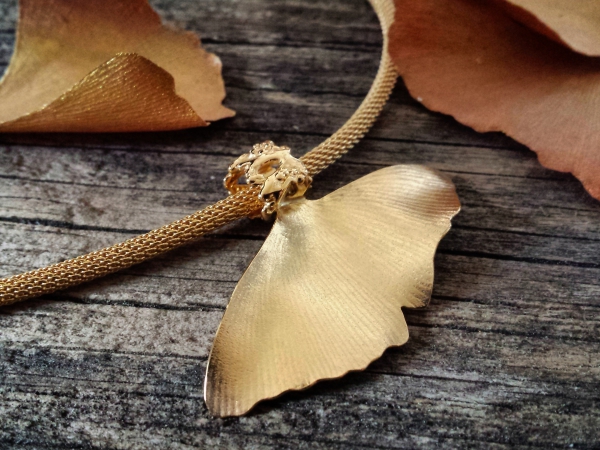 Atelier Solstice – Pendentif feuille de Ginkgo, argent doré or fin 24K et chaîne tricotée.