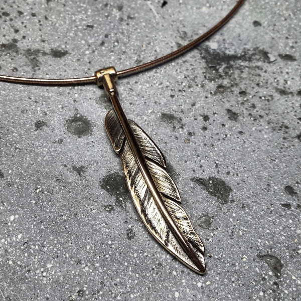 Atelier Solstice – Pendentif – Plume, bronze, collier Omega doré couleur or rose.