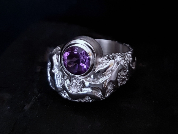 Atelier Solstice – Bague avec motifs et améthyste du Brésil