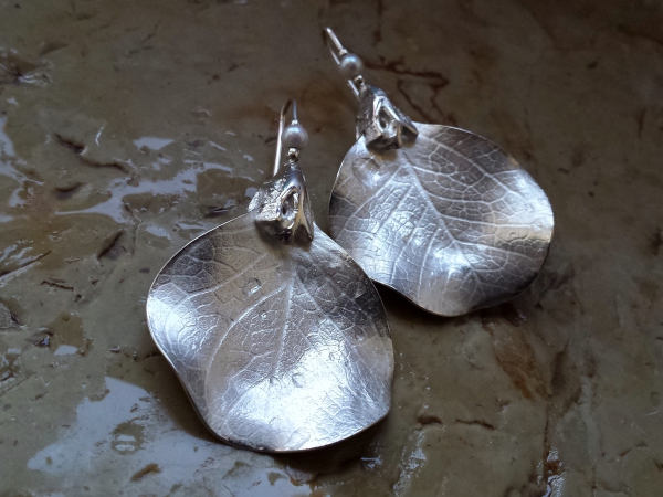 Atelier Solstice – Boucles d’oreilles «Feuilles» en argent et perles de culture.