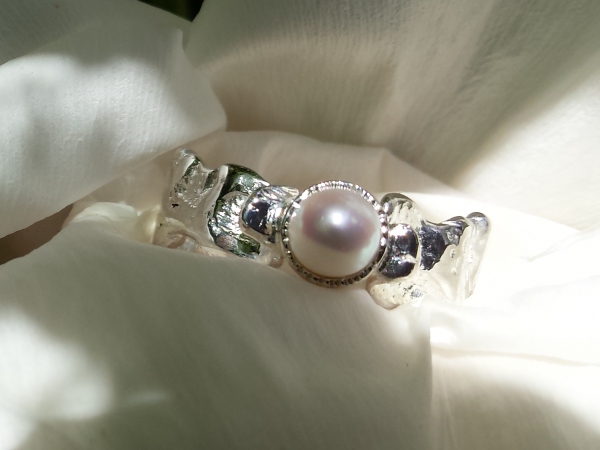 Atelier Solstice – Bague végétale Cendrillon en argent et perle de culture.