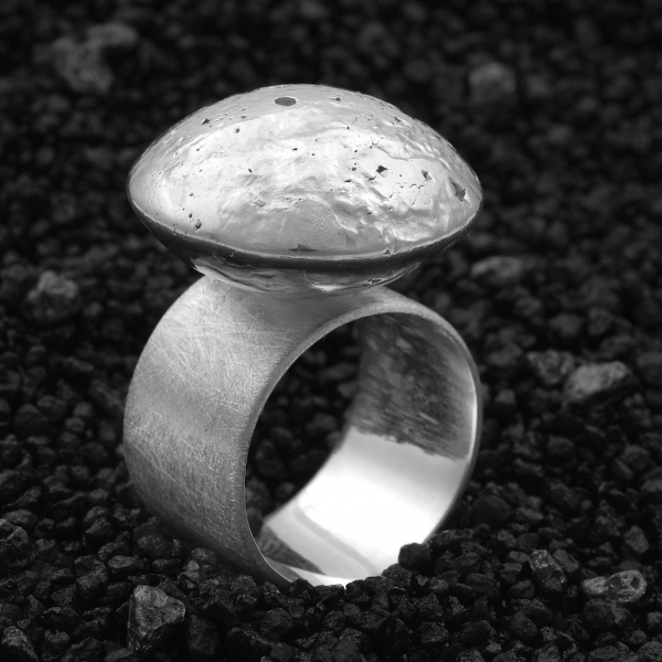Atelier Solstice – Bague «Dis-moi Lune» en argent, réticule.