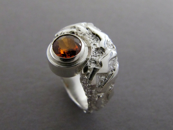 Atelier Solstice – Bague avec Gremat spessartite.