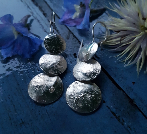 Atelier Solstice – Boucles d’oreilles «Pleine Lune» en argent, réticulé.