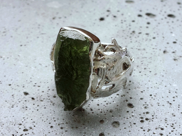 Atelier Solstice – Bague en argent et moldavite